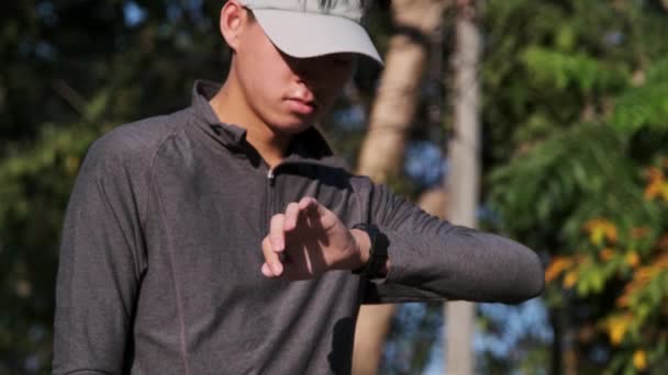 Adolescents Bonne Santé Regardant Moniteur Fréquence Cardiaque Montre Intelligente Jeune — Video