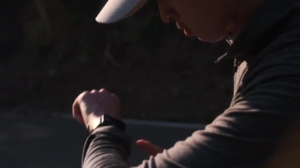 Υγιή Έφηβα Αγόρια Κοιτάζοντας Έξυπνο Ρολόι Παρακολούθησης Καρδιακών Παλμών Ένας — Αρχείο Βίντεο