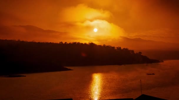Tempo Lapso Nascer Sol Sobre Belo Lago Com Céu Quente — Vídeo de Stock