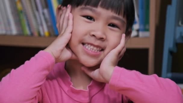 Ritratto Una Bambina Divertente Che Sorride Guarda Macchina Fotografica Seduta — Video Stock
