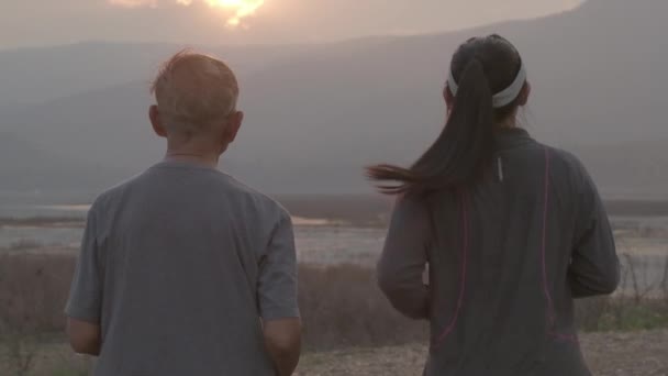 Dedem Torunum Gün Batımında Göl Kenarında Koşuyorlar Geçmiş Hayat Deneyimlerini — Stok video