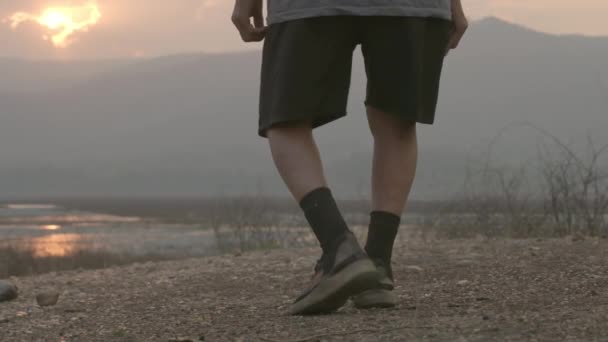 Pohled Zezadu Nohy Staršího Muže Jak Při Západu Slunce Běhají — Stock video
