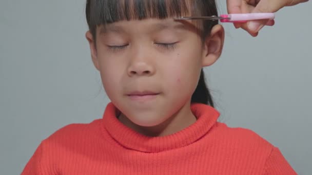 Asiatische Mutter Schneidet Ihrer Tochter Hause Allein Die Haare Mama — Stockvideo