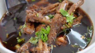Tavuk ayağı sıcak ve baharatlı çorba kasesinde. Tayland yerel yemekleri.