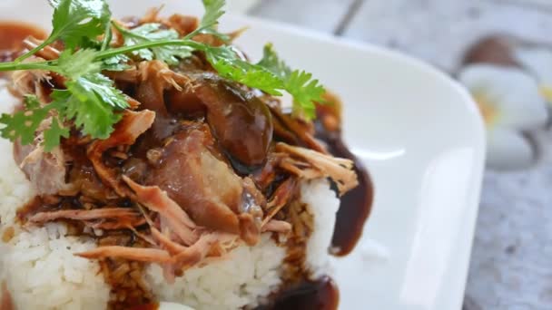 克努克蒸熟的腿猪肉 配上甜肉汁调味米饭 Khao Kha Moo 泰国有名的食物 — 图库视频影像