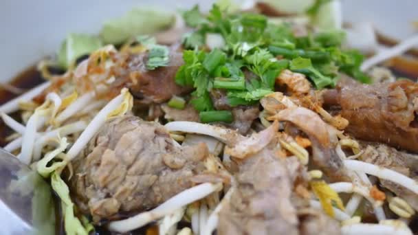 在白碗里放汤的鸭面 泰国有名的食物 — 图库视频影像