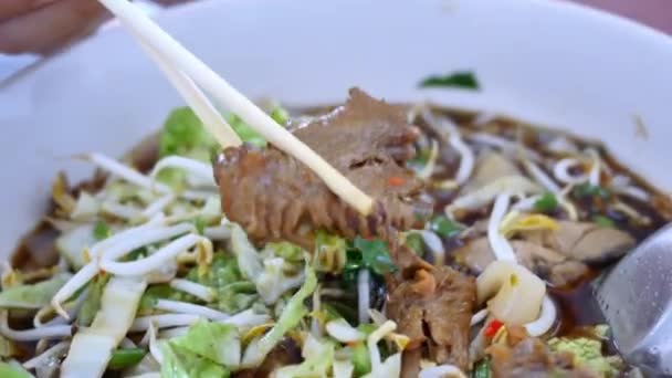 Ντακ Νουντλς Σούπα Λευκό Μπολ Διάσημο Φαγητό Στην Ταϊλάνδη — Αρχείο Βίντεο