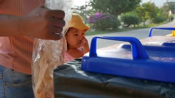 Eine Asiatische Mutter Und Ihre Tochter Warfen Eine Snacktüte Den — Stockvideo