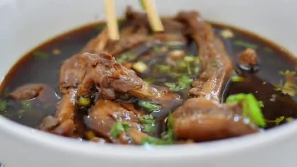 Stopy Kurczaka Gorącej Pikantnej Zupie Misce Tajskie Lokalne Jedzenie — Wideo stockowe