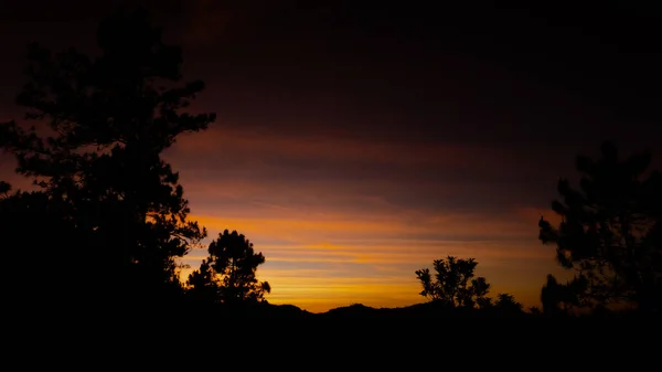 Bellissima Silhouette Paesaggistica Sulla Vetta Della Montagna Durante Tramonto Con — Foto Stock