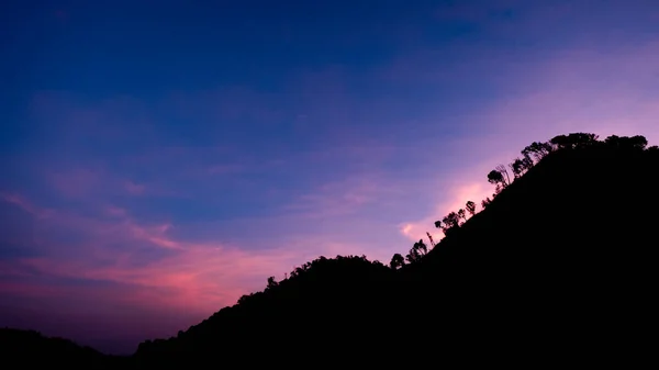 가지는 하늘을 배경으로 산봉우리의 아름다운 풍경인 실루엣 — 스톡 사진