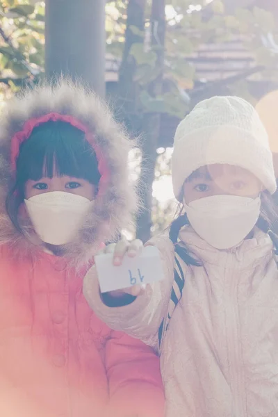 Kinder Schutzmaske Und Winterkleidung Sitzen Und Warten Darauf Sich Mit — Stockfoto