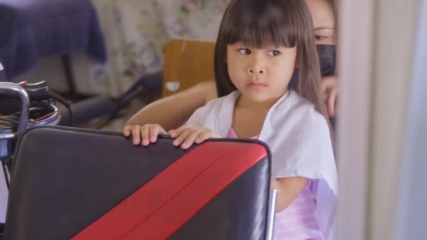 아시아 소녀는 미용실에서 미용실에서 미용실로 머리를 잘랐다 드레서는 귀여운 아이들에게 — 비디오