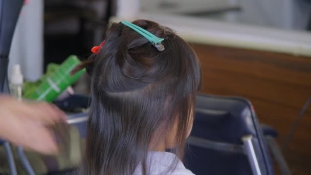 Asijské Holčička Dostane Její Vlasy Vysušené Salonu Krásy Kadeřnictví Kadeřník — Stock video