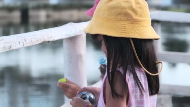 Duas Meninas Asiáticas Bonitos Divertindo Alimentando Peixes Tha River Duas — Vídeo de Stock