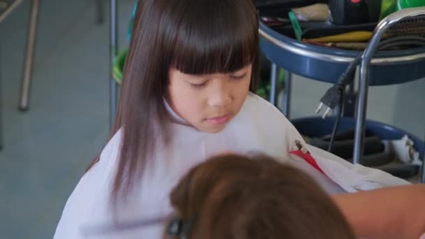Aziatisch Klein Meisje Krijgt Haar Haar Geknipt Een Schoonheidssalon Door — Stockvideo