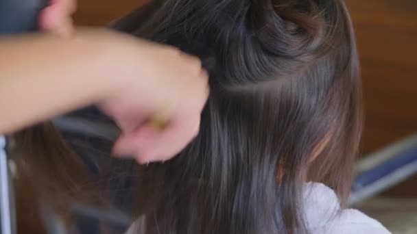 Asijské Holčička Dostane Její Vlasy Vysušené Salonu Krásy Kadeřnictví Kadeřník — Stock video