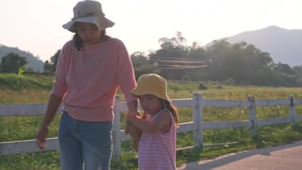 Mãe Pequena Filha Bonito Andando Parque Verão — Vídeo de Stock