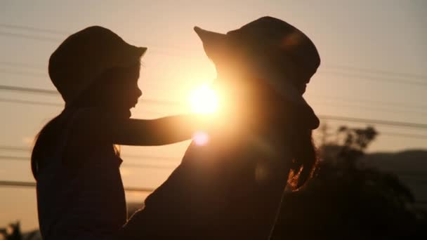 Silhouette Aranyos Lánya Ölelés Csókolózás Szerető Anyja Naplementekor Nyári Kertben — Stock videók