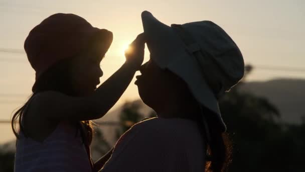 Silhueta Linda Filha Abraçando Beijando Sua Mãe Amorosa Pôr Sol — Vídeo de Stock