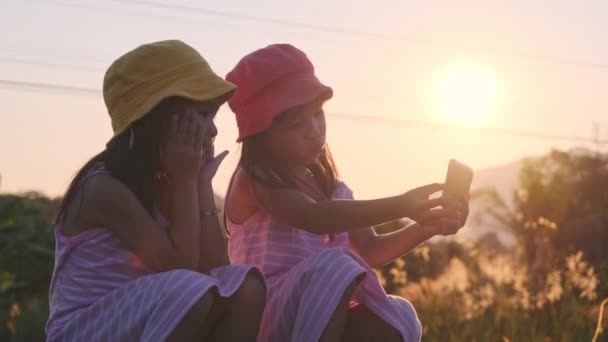 산길에 스마트폰으로 셀카를 갑니다 아시아 자매들은 휴가를 보내기를 즐긴다 — 비디오