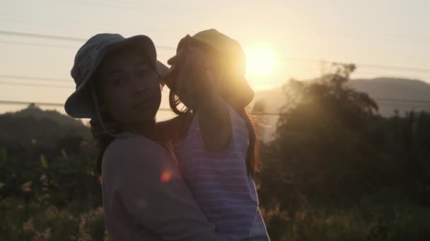 Silhouette Aranyos Lánya Ölelés Csókolózás Szerető Anyja Naplementekor Nyári Kertben — Stock videók