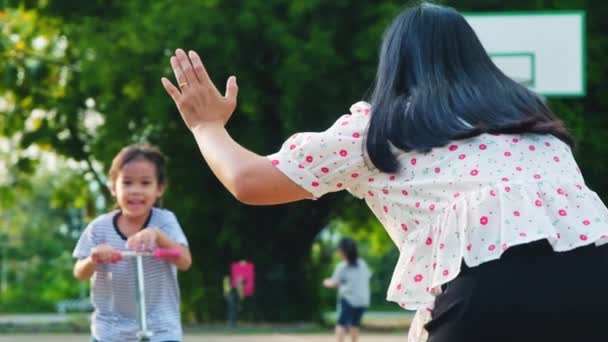 Szczęśliwa Matka Dzieci Przybijają Piątkę Podczas Jazdy Skuterach Letnim Parku — Wideo stockowe