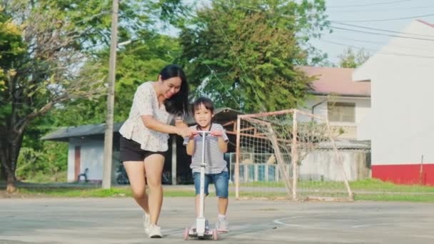 Мать Учит Свою Маленькую Дочь Кататься Скутере Летнем Парке Дети — стоковое видео
