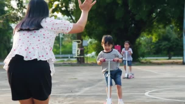 Счастливая Мама Детьми Катаются Скутерах Летнем Парке Дети Играют Свежем — стоковое видео