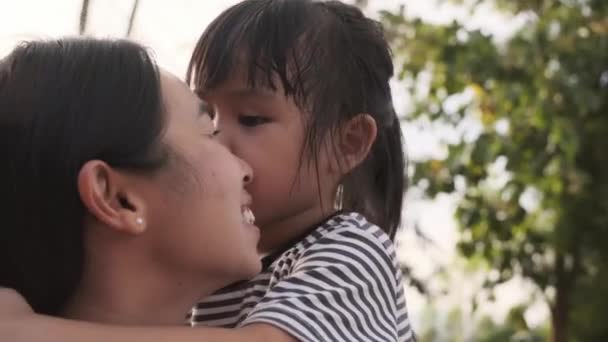 Милая Дочь Обнимает Целует Свою Любящую Мать Закате Летнем Парке — стоковое видео