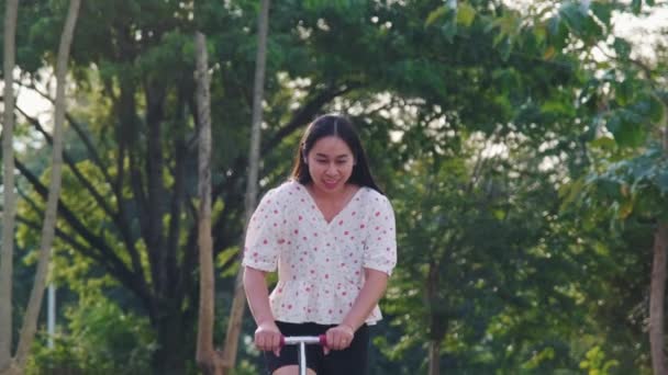 Joyful Vrouw Rijden Een Kick Scooter Zomer Park — Stockvideo