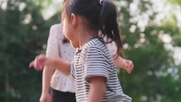 Moeder Kinderen Spelen Samen Het Park Gelukkig Gezin Doet Activiteiten — Stockvideo