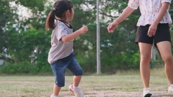 Mère Enfants Jouent Ensemble Dans Parc Bonne Famille Faisant Des — Video