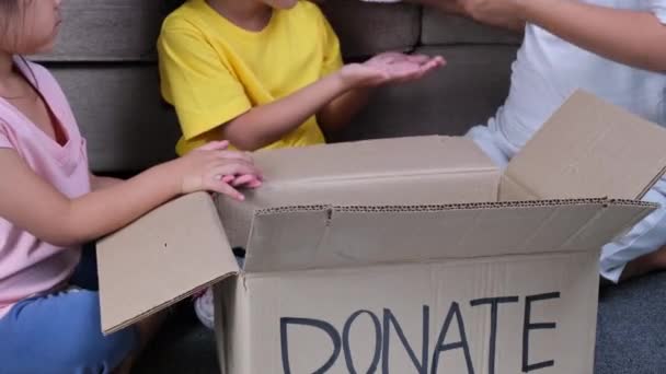 Dos Hermanas Encantadoras Con Madre Poniendo Ropa Caja Donaciones Casa — Vídeo de stock