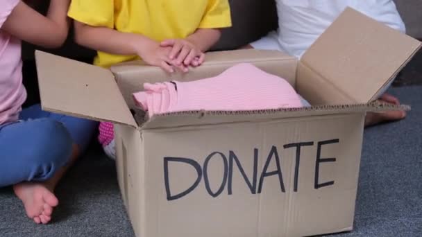 Dos Hermanas Encantadoras Con Madre Poniendo Ropa Caja Donaciones Casa — Vídeos de Stock