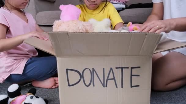 Dos Hermanas Encantadoras Con Madre Poniendo Ropa Caja Donaciones Casa — Vídeo de stock