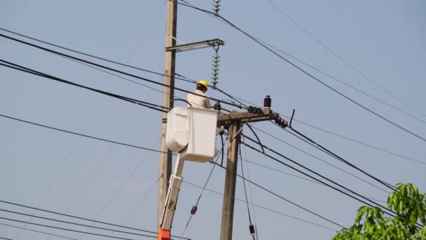 Trabajador Electricista Cubo Elevación Que Trabaja Poste Eléctrico Para Instalar — Vídeos de Stock