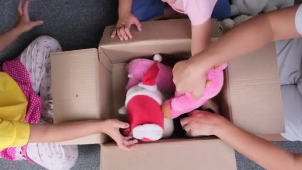 Két Kedves Nővér Anyjával Bedobozolja Régi Babáit Egy Adománydobozba Jótékonysági — Stock videók