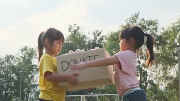 Jeunes Bénévoles Donnent Une Boîte Don Récipiendaire Dans Parc Concept — Video