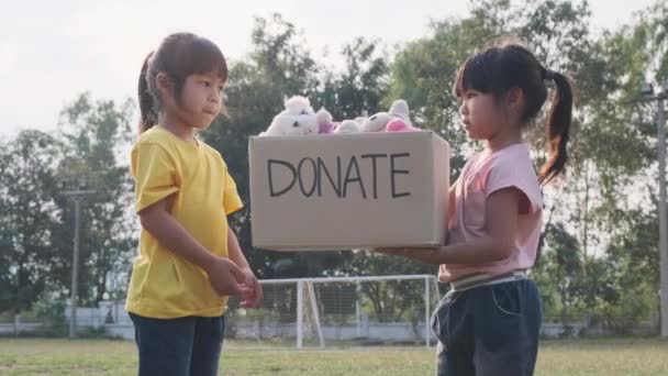 Jonge Vrijwilligers Geven Een Donatebox Aan Ontvanger Het Park Donatieconcept — Stockvideo