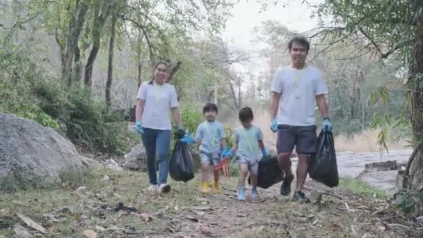 Μια Ομάδα Ασιατών Εθελοντών Δίνουν Τον Αντίχειρά Τους Αφού Μαζέψουν — Αρχείο Βίντεο