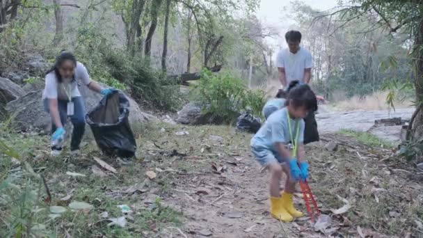 アジアのボランティア家族のグループは 川でゴミやプラスチックを収集する 環境を救うためにゴミ箱にゴミを入れてください 世界環境デー — ストック動画