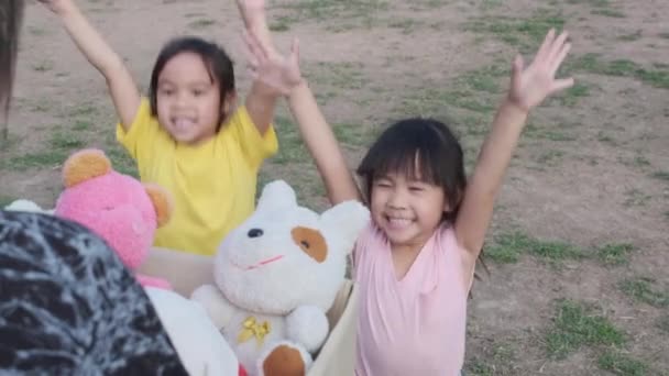 Ung Kvinna Frivilligt Donationslåda Med Massor Dockor Till Barnen Välgörande — Stockvideo