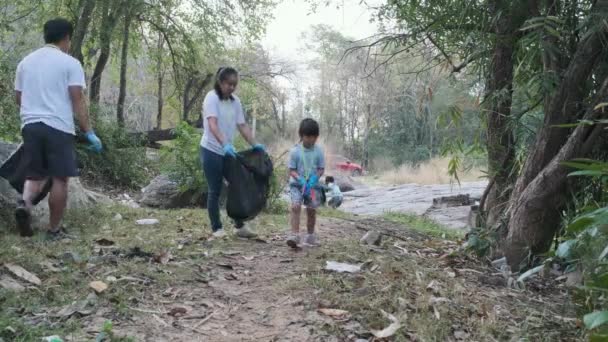 Gruppe Freiwilliger Asiatischer Familien Die Müll Und Plastik Fluss Sammeln — Stockvideo