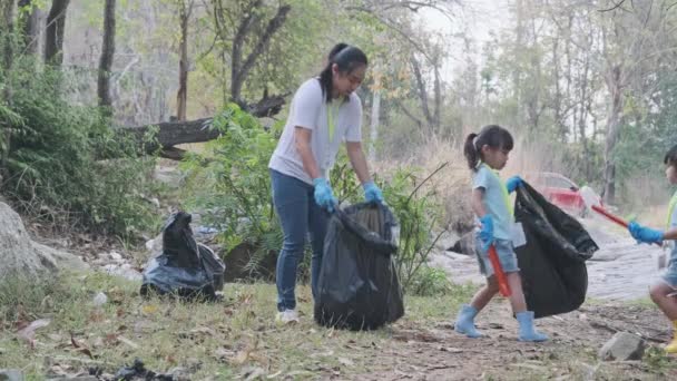 Asyalı Gönüllü Aileler Nehir Kenarında Çöp Plastik Topluyorlar Çevreyi Kurtarmak — Stok video