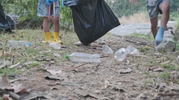 아시아 가족들 옆에서 쓰레기와 플라스틱 모은다 환경을 구하는데 도움이 되도록 — 비디오