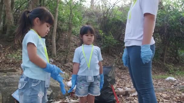 Grupo Famílias Voluntários Asiáticos Juntaram Mãos Antes Apanhar Lixo Espalhado — Vídeo de Stock