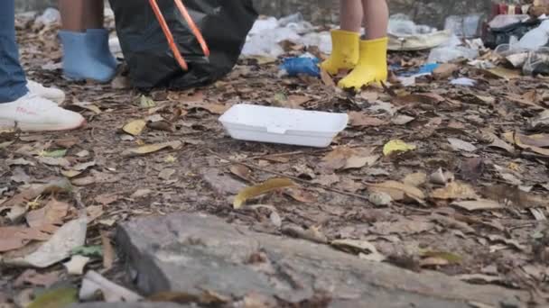 アジアのボランティア家族のグループは 川でゴミやプラスチックを収集する 環境を救うためにゴミ箱にゴミを入れてください 世界環境デー — ストック動画