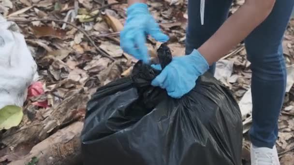 Ręce Ochotniczek Wiążących Worek Śmieci Zbieraniu Śmieci Nad Rzeką Wyrzucać — Wideo stockowe