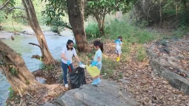 Groep Van Aziatische Vrijwilligers Families Verzamelen Afval Plastic Bij Rivier — Stockvideo